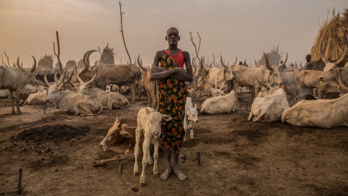 Flucht wegen Klimawandel: Besonders Viehnomaden leiden unter den Folgen des Klimawandels. Das Foto zeigt eine Teenagerin aus dem Sudan, die sich um alles kümmern muss und deshalb nicht zur Schule gehen kann.