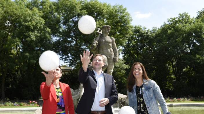 "Fan-Meeting-Point": Was tut man nicht alles in Wahlkampfzeiten (von links): Beatrix Zurek, Hans Reichhart und Kristina Frank stellen den Meeting-Point für die EM 2020 vor.