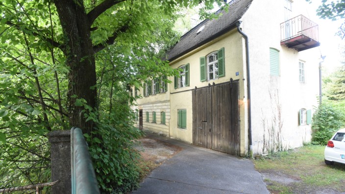 Bauprojekt in Dachau: Von der Straße kaum einsehbar hinter großen Bäumen verborgen liegt das Anwesen, das Geheimrat Stoß 1896 erwarb. Auch Künstler lebten hier.