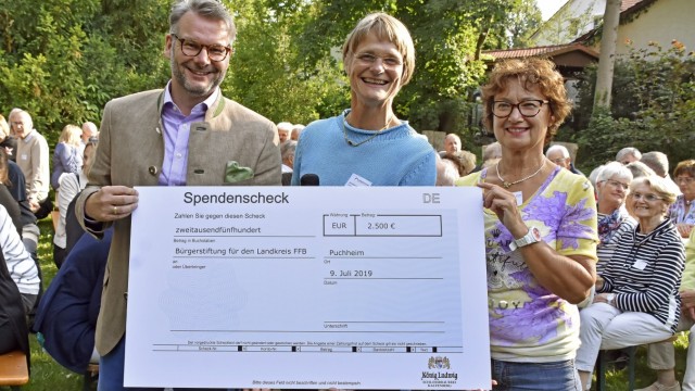 Fürstenfeldbruck: Spende für die Bürgerstiftung (von links): Thomas Lillpopp (Brauerei Kaltenberg), Dorothee von Bary und Elisabeth Weller.