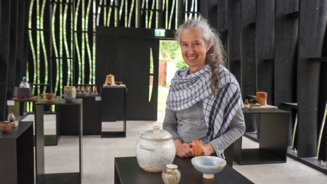 Beuerberg: Die Keramikerin Sabine Turpeinen lebt seit 35 Jahren im Beuerberger Klosterhof. Im Kunstpavillon präsentiert sie Gefäße, die vom Gedanken der Harmonie und der jahrhundertealten Weisheit der japanischen Teezeremonie geprägt sind.