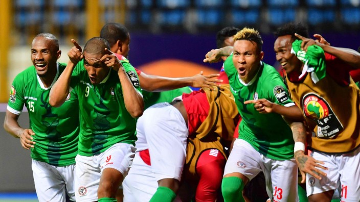 Madagaskar beim Afrika-Cup: Die madagassischen Spieler feiern den Einzug ins Viertelfinale.
