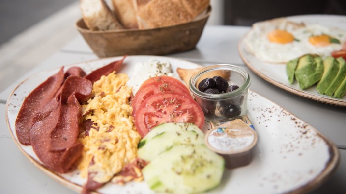 Ein gedeckter Tisch mit türkischem Frühstück im Café Altschwabing.