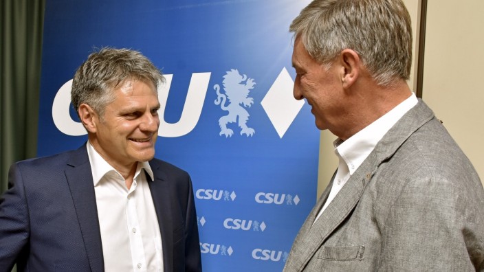 Wahlkampf: Der noch amtierende Allinger Bürgermeister Frederick Röder (rechts) gratuliert dem Kandidaten Stefan Joachimsthaler zur Wahl.