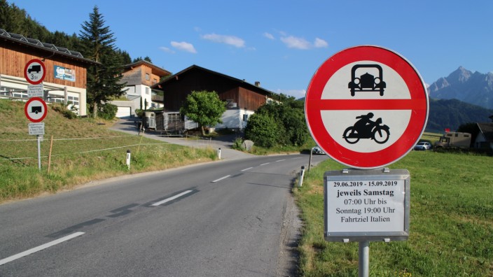 Brenner: Auf einer Straße gibt es immer zwei Seiten, auch hier auf der L38 nach Ellbögen, ganz in der Nähe des Brenners: Für die einen ist das Schild ein Verbot, für die anderen eine Erlösung.