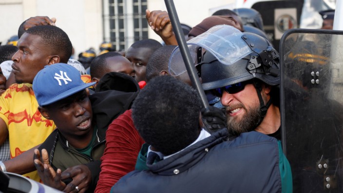 Undocumented migrants storm Pantheon monument in Paris