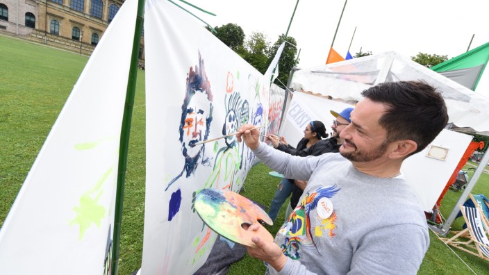 Festival im Museumsquartier: Miro Craemer malt vor dem Zelt, das er gemeinsam mit Besuchern der Munich Creative Business Week entworfen hat.