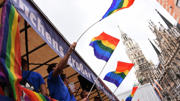 LGBTQ: Flagge zeigen: Am Christopher Street Day werden vor dem Rathaus Regenbogenfahnen geschwungen. Foto: Catherina Hess