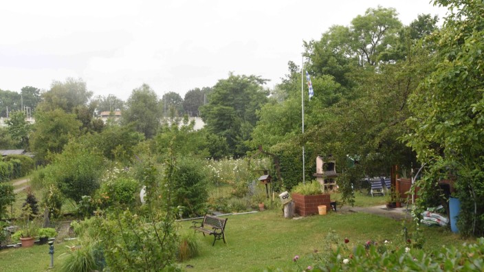Streit um Lärmschutz in Dachau: Lange wird die grüne Idylle der Kleingärten nahe dem Dachauer Bahnhof wohl nicht mehr währen, geplant sind dort Parkhaus und Multiplexkino.