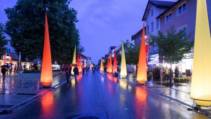 Penzberg: Buchstäblich verregnet hat es den ersten Abend des Stadtfestes in Penzberg. Leuchtskulpturen erhellten die lange Einkaufsnacht in der Innenstadt für die vereinzelten Bummler.