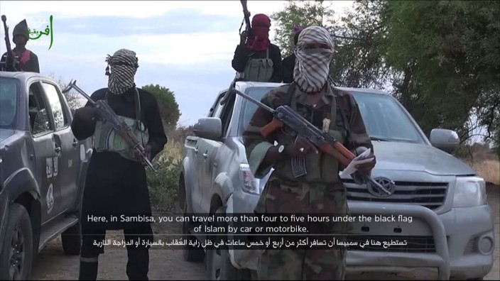 Youtube: Ist es richtig, dass große Online-Plattformen Beiträge schon beim Verdacht auf Terror-Propaganda löschen müssen? Diese Aufnahme stammt aus einem Youtube-Video, das mutmaßliche Mitglieder der nigerianischen Terrorgruppe Boko Haram zeigt (Archivbild).
