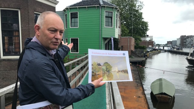 Niederlande: Stadtführer Jacob Reitsma zeigt das grüne Haus in Zaandam, das von Monet gemalt wurde und heute das Monet Atelier beherbergt.
