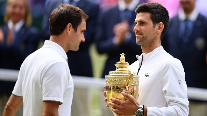 Roger Federer und Novak Djokovic nach dem Wimbledon-Finale 2019