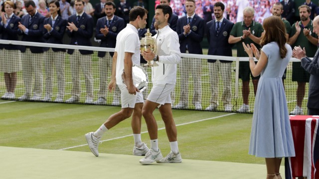 Novak Djokovic: Richtiggehend frostig: Roger Federer und Novak Djokovic mieden Wort- und Blickkontakt nach der Partie. Auch Catherine, Herzogin von Cambridge (rechts), war da keine diplomatische Hilfe.