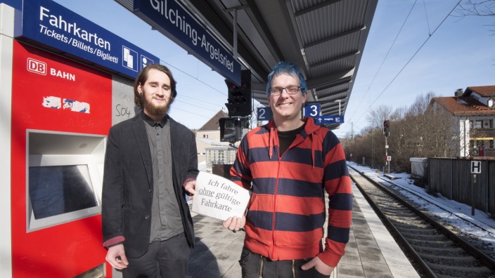 Prozess: Manuel Erhardt (links) und sein Verteidiger Andreas Schachtner am Bahnsteig in Gilching.