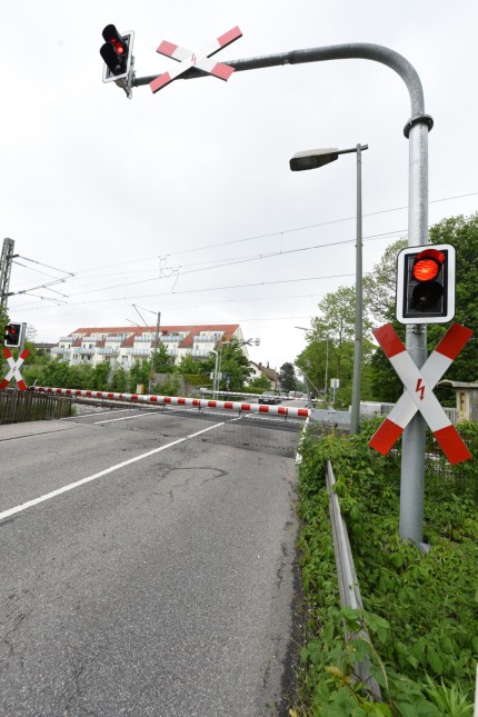 Bahnübergang Oberschleißheim: Die Signale für eine Untertunnelung der Bahn in Oberschleißheim stehen vorläufig auf Rot.