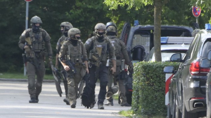 Polizei: Polizeieinsatz in Aschheim mit SEK und weiträumiger Absperrung.
