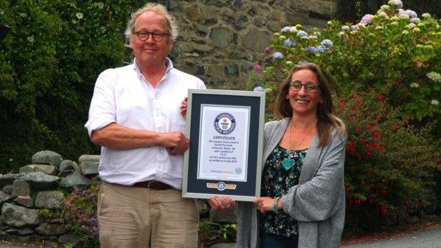 Ein Anruf bei ...: Gwyn Headley wollte die offizielle Bestätigung für seine Straße. Das Guinness-Buch der Rekorde schickte ihm eine Liste mit zehn Punkten, die er zu erfüllen hatte.