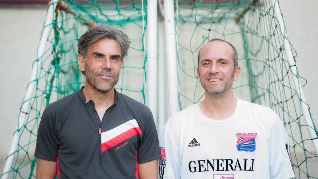 Fußball in der Psychiatrie: Regisseur Manuele Deho (links) hat einen Film über Stefan Holzers (rechts) ungewöhnliches Team gemacht.