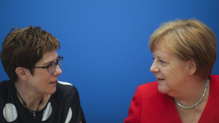 Bundesverteidigungsministerium: Parteivorsitzende und Ministerin: Annegret Kramp-Karrenbauer (links) soll im Kabinett von Angela Merkel (rechts) neue Ressortchefin für Verteidigung werden.