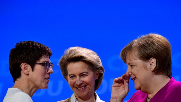 Leserdiskussion: Annegret Kramp-Karrenbauer (l.) wird Nachfolgerin von Ursula von der Leyen (m.), die EU-Kommissionspräsidentin wird. Die CDU-Chefin hatte bisher eigentlich stets betont, keinen Ministerposten im Kabinett Merkel (r.) übernehmen zu wollen.