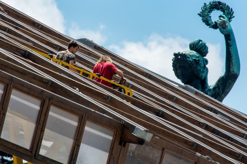 Die Bavaria auf der Theresienwiese überragt eine Dachkonstruktion beim Aufbau des Oktoberfest 2019 in München