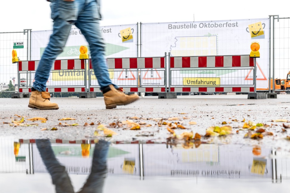 Zaun bei der Baustelle zum Oktoberfest 2019 in München