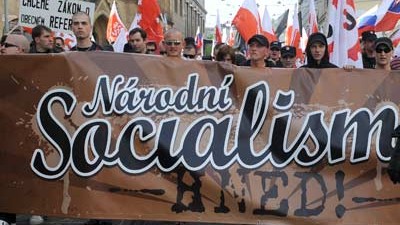 Rechtsextreme in Europa: "Nationalsozialismus jetzt!" steht auf ihrem Banner: Tschechische Rechtsradikale demonstrieren am 1. Mai in Prag.