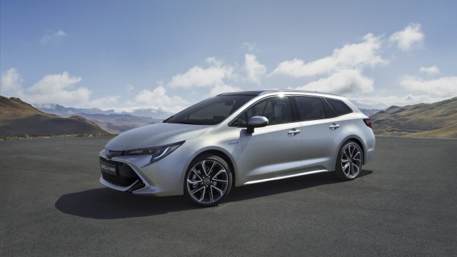 Hybrid-Antrieb: Eine Kombination aus Benzin- und Elektromotor treibt den Toyota Corolla an. Den Kompaktklassewagen gibt es ab einem Preis von 20 990 Euro.