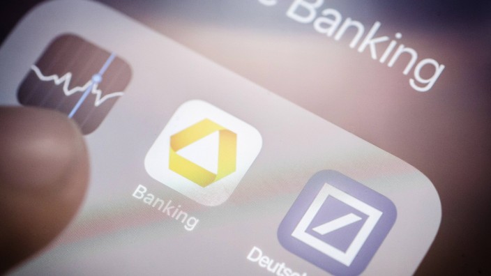 Die Apps von Deutsche Bank und Commerzbank wird auf einem Smartphone angezeigt Berlin 20 03 2019
