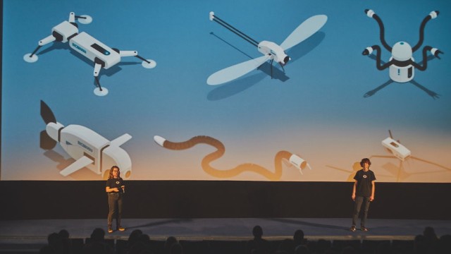 IT-Experten: Die Software-Engineering-Studentin Selma Illig (links) präsentiert ihr Projekt vor Publikum.
