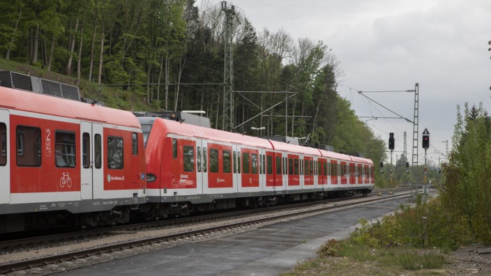 S-Bahn München fährt im Bahnhof FFB ein