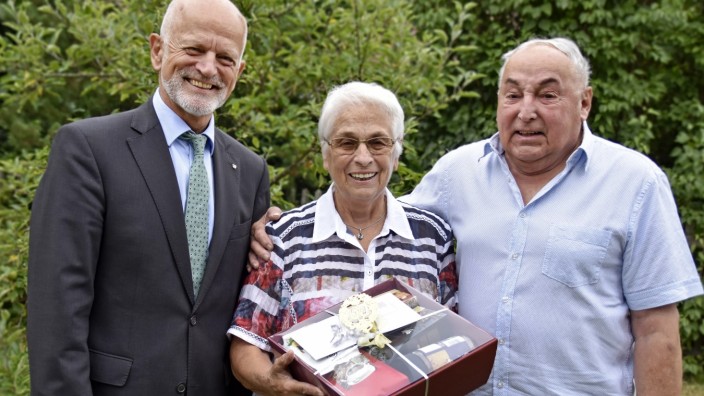 Jubiläum: Bürgermeister Erich Raff (links) gratuliert Roswitha und Johannes Helmes zum 60. Hochzeitstag.