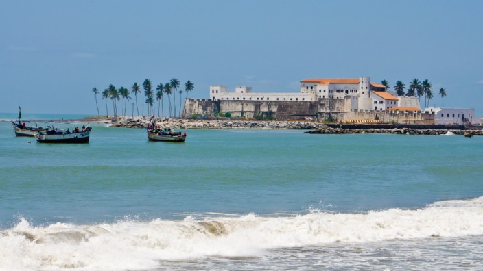 Blick auf das Fort von Elmina in Ghana: Es liegt direkt am Meer.