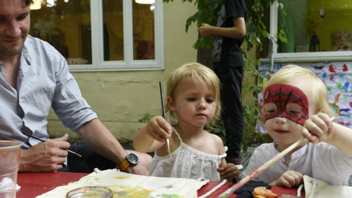 Kinderbetreuung: Bella und Caspar experimentieren auf dem Sommerfest des Uni-Kindergartens mit Wasserfarben.