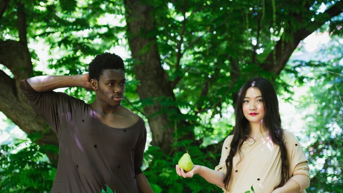 Kunst: Adam und Eva mit Birne: die Performance von Ji Hyung Nam ist in der Aula der Akademie der Bildenden Künste zu sehen.