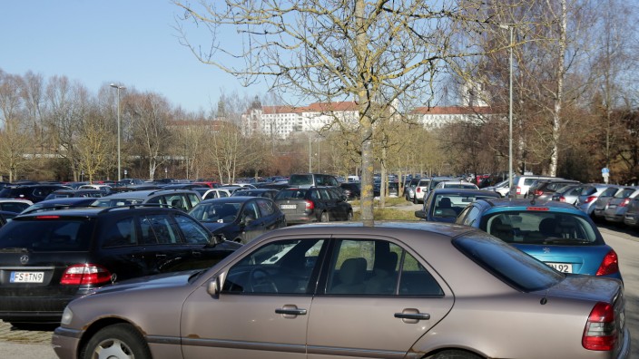 Park & Ride-Platz: Wer zu spät kommt, hat verloren. Der Park & Ride Parkplatz am Freisinger Bahnhof ist ständig überfüllt.