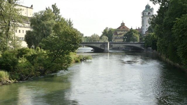 Lehel: An der Stelle, an der heute die Ludwigsbrücke die Isar überspannt, stand einst wohl jene Brücke, mit der Heinrich der Löwe den wichtigen Salzhandel auf sein Hoheitsgebiet umleitete - und so München gründete. Letztmals wurde das Bauwerk 1988 grundlegend saniert.