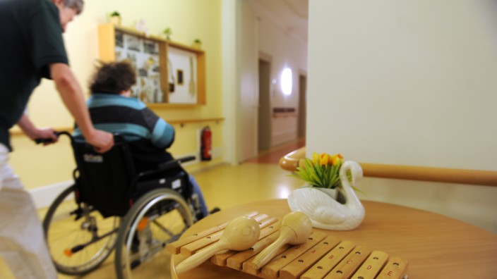 Pflege: Die AOK Bayern will Einsparungen bei der ambulanten Pflege von in WGs betreuten Senioren durchsetzen.