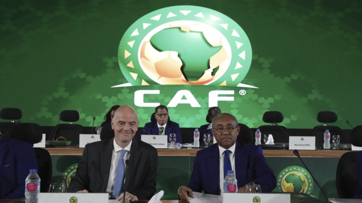Fifa: Fifa-Präsident Gianni Infantino (links) besucht im Jahr 2019 den Kongress des Afrika-Verbandes Caf, den damals noch der mit ihm verbündete und inzwischen von der Ethikkommission gesperrte Ahmad Ahmad (rechts) anführte.
