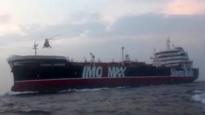 Leserdiskussion: Der Aussschnitt aus einem Video der iranischen Revulutionsgarden zeigt den britischen Tanker "Stena Impero".