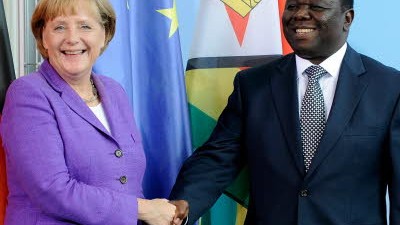 Tsvangirai in Berlin: Bundeskanzlerin Angela Merkel reagierte zurückhaltend auf Tsvangirais Bitten um Hilfen.