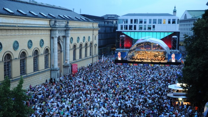 Oper für alle am Marstallplatz: Tausende Zuschauer lauschen dem Festspielkonzert des Bayerischen Staatsorchesters unter der Leitung von Kiril Petrenko mit den beiden Solisten Golda Schulz und Thomas Hampson.