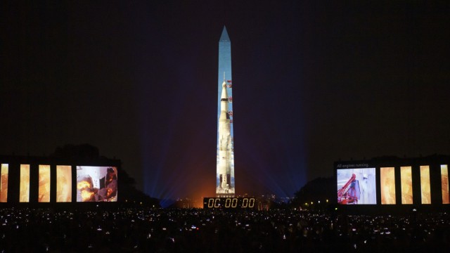 Mondlandung: Amerika feiert seine Helden: In der US-Hauptstadt wurden Fotos und Videobilder der „Apollo 11“-Mission auf das Washington Monument projiziert, den Obelisken im Zentrum der Museumsmeile.