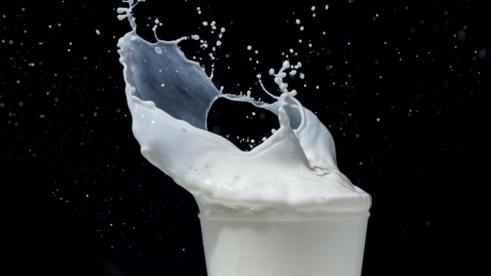 Splashing milk on black background Splashes of milk PUBLICATIONxINxGERxSUIxAUTxONLY Copyright xdey