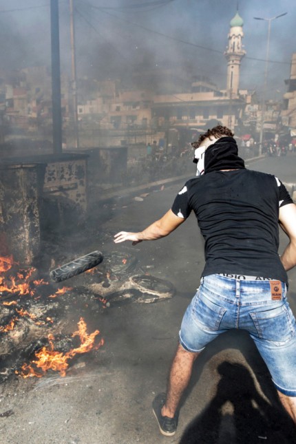 Libanon: Brennende Barrikaden: Die Palästinenser in Libanon sind wütend.