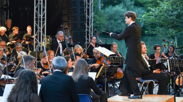 Flussfestival: Unter der Leitung von Henry Bonami bringen Chor und Orchester des Konzertvereins Isartal eine illustre Inszenierung von Haydns "Schöpfung" auf die Bühne.