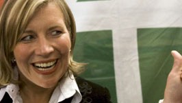 Europawahl 2009: Eindrücke: Krisztina Morvai ist begeistert - ihre Partei Jobbik ist erfolgreich.