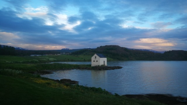 Nachhaltiges Reisen: Egilsstaðir ist der wichtigste Ort in Ostisland: In diesem Haus am See Lagarfljót haust der Sage nach ein Ungeheuer.
