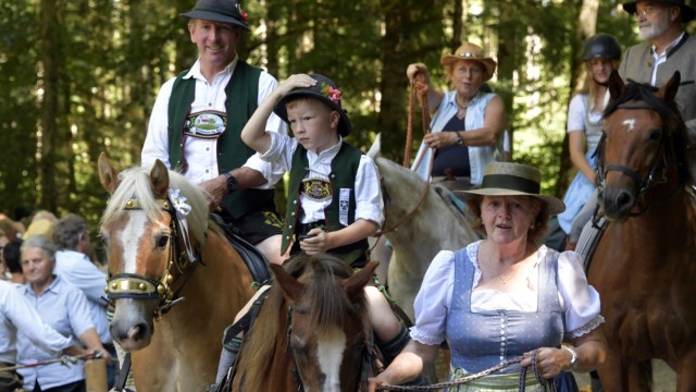 Sauerlach: Beim St.-Anna-Ritt kommen jährlich Pferdebesitzer aus der Umgebung nach Staucharting, um ihre Tiere segnen zu lassen.